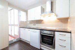 Kühlschrank, Mikrowelle, Ofen, Geschirrspüler