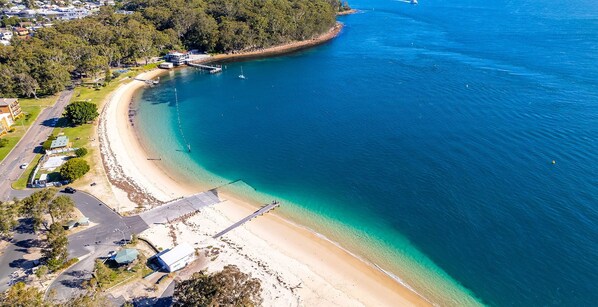 Beach nearby - Martys, 7/2 Intrepid Cl - pool , air con , Wi-Fi and linen (Nelson Bay)