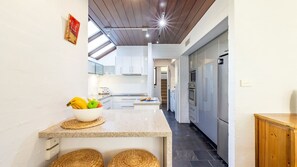 Fridge, microwave, oven, stovetop - Wanda Waterview, 1-344 Wanda Ave - Water Views, Linen, Bed Making, Wi-Fi, aircon (Salamander Bay)