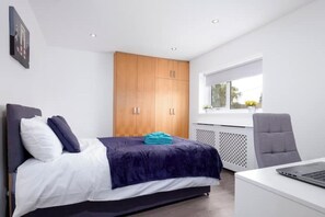 3 soverom, skrivebord, strykejern/-brett og wi-fi (inkludert)