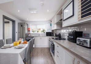 Fridge, microwave, oven, dishwasher - Home in Peterborough (Peterborough)