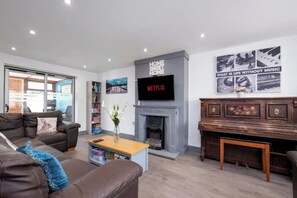 Smart TV, books - Home in Peterborough (Peterborough)