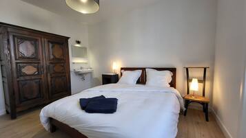 3 habitaciones, tabla de planchar con plancha y ropa de cama