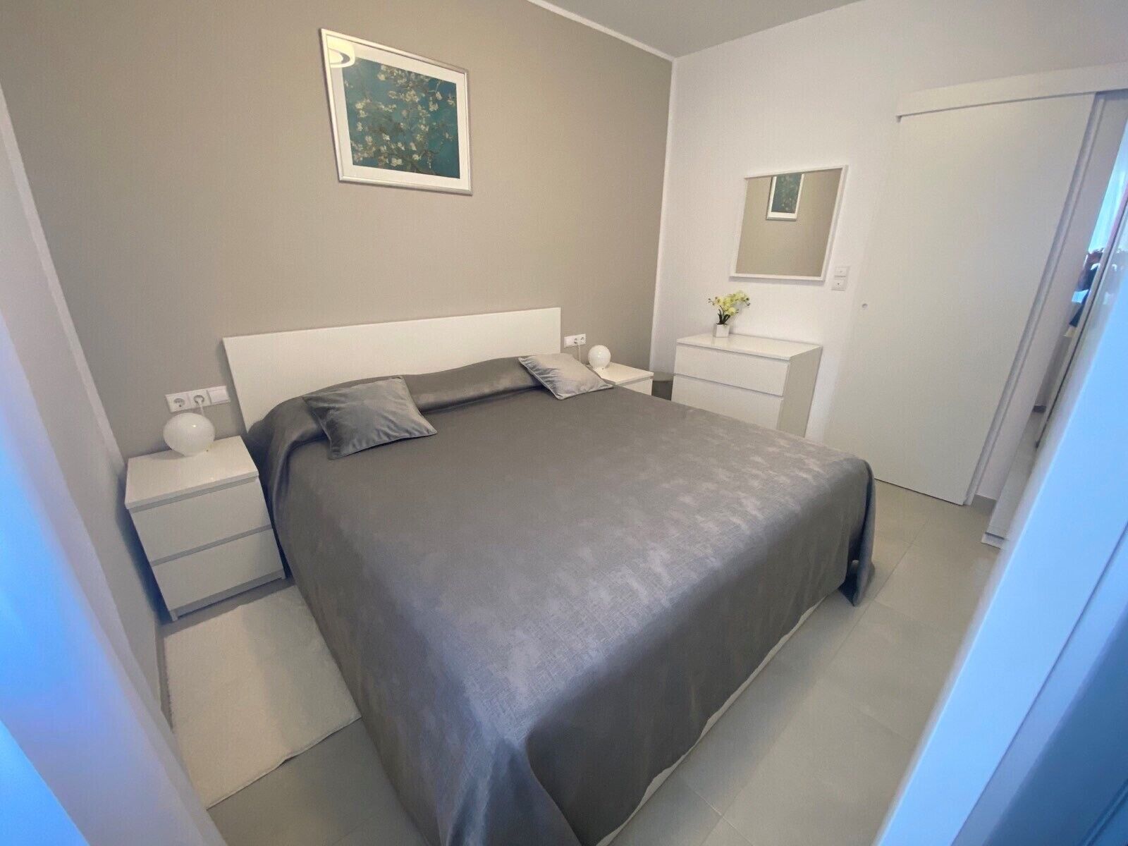 1 chambre, coffres-forts dans les chambres, fer et planche à repasser