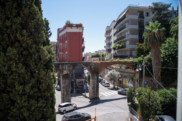 A street with buildings, a pedestrian crossing, and cars. - A Casa Di Marco (Salerno)