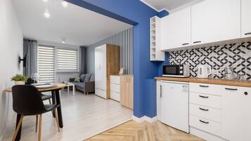 Estudio, balcón | Cocina privada | Microondas y utensilios de cocina