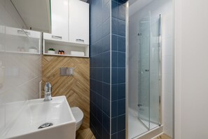 Studio, Balcony | Bathroom | Shower, towels - Studio Ziolowa Ochojec by Renters (Katowice)