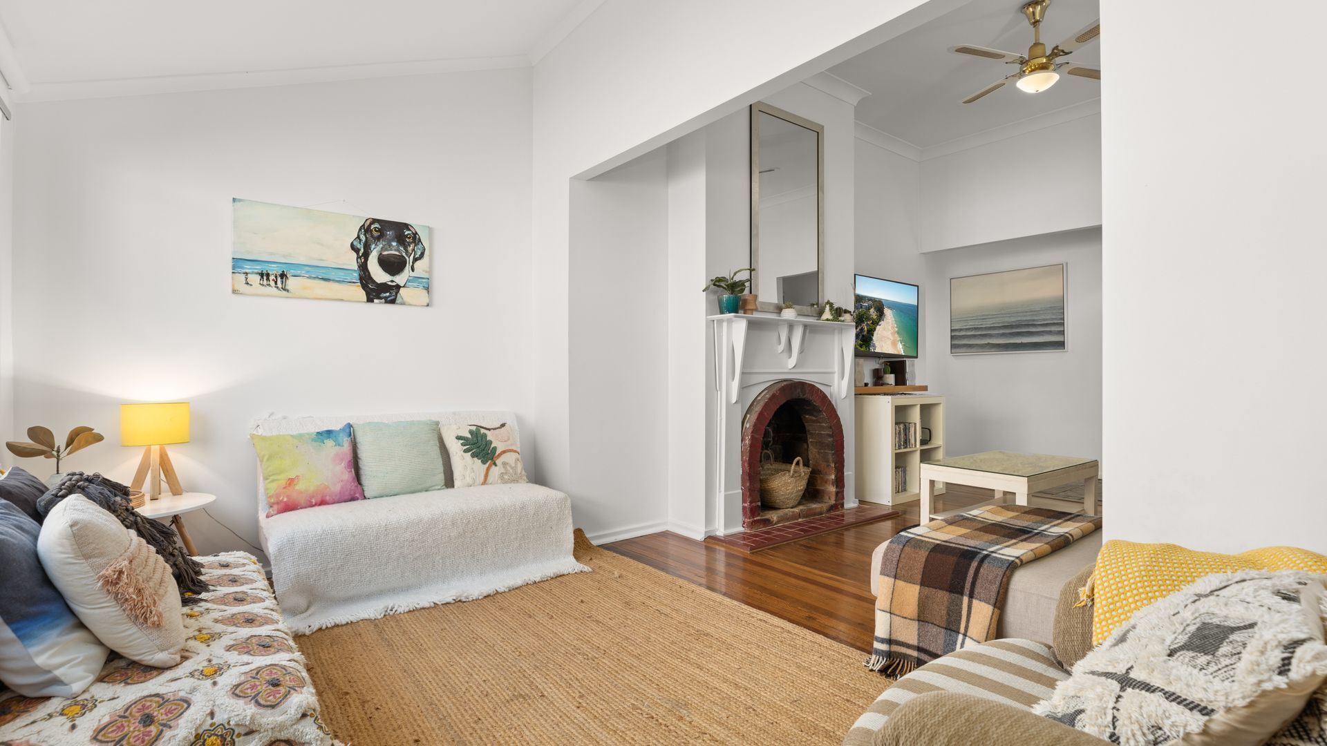 Fernseher, Kamin, DVD-Player, Bücher