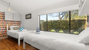 3 habitaciones, tabla de planchar con plancha y cuna de viaje 