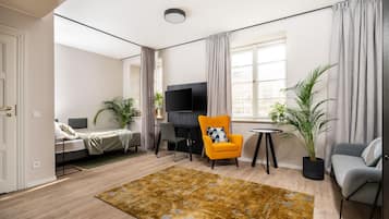 Estudi en suite Deluxe, 1 llit de matrimoni, no fumadors, cuina bàsica | Roba de llit hipoal·lergògena i escriptori