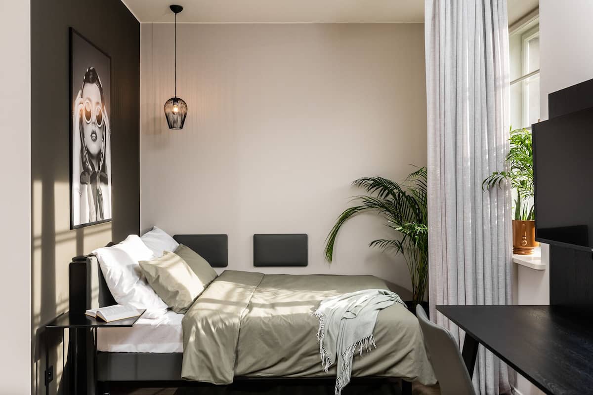 Deluxe Studio Suite, 1 Queen Bed, Non Smoking, Kitchenette | Hypo-allergenic bedding, desk, laptop workspace, iron/ironing board