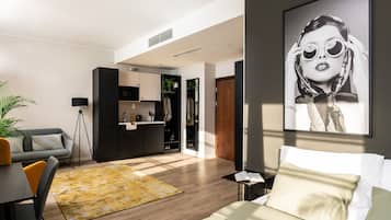 Suite estudio Deluxe, 1 cama de matrimonio, no fumadores, cocina básica | Cocina básica privada | Nevera en la zona común y microondas en la zona común