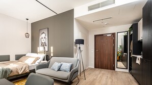 Studiosuite – superior, 1 queensize-seng, ikke-røyk, tekjøkken | Allergitestet sengetøy, skrivebord og skrivebord for bærbar PC