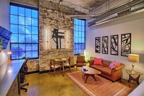 TV, offices - Chic Ultramodern Studio Loft w/ Designer Features (Saint Louis)