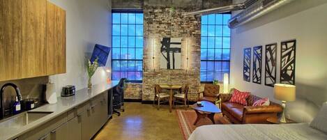 Desk, iron/ironing board, WiFi, bed sheets