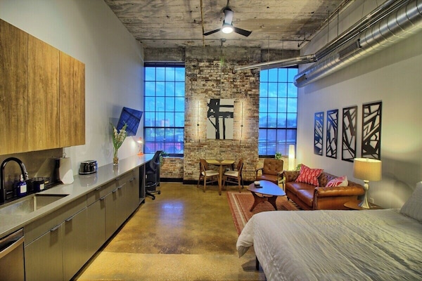 Desk, iron/ironing board, WiFi, bed sheets