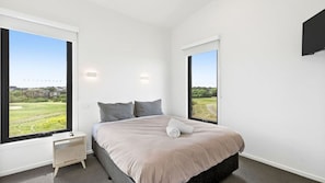 4 bedrooms, iron/ironing board, bed sheets - The Fairway Club 17 $ Bedroom Premium Townhouse (Torquay)