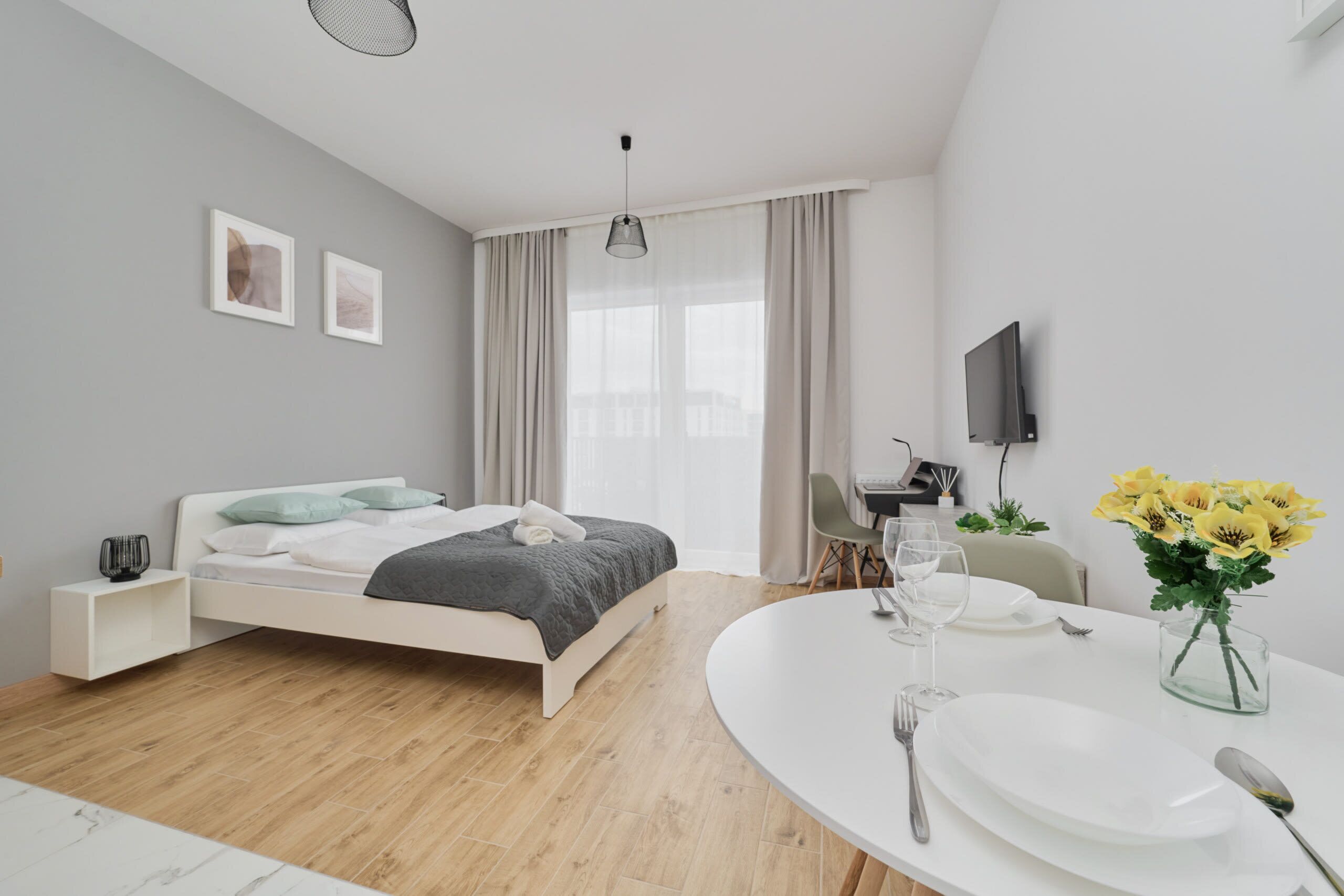 Desk, iron/ironing board, WiFi, bed sheets