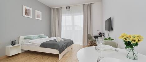 Desk, iron/ironing board, WiFi, bed sheets