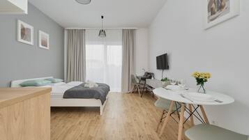 Desk, iron/ironing board, WiFi, bed sheets