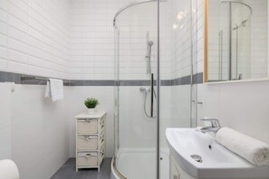 Dusche, Haartrockner, Shampoo