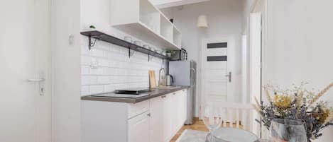 冷蔵庫、電子レンジ、コンロ、調理器具と食器