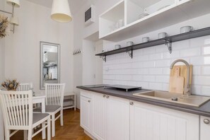 Kühlschrank, Mikrowelle, Herdplatte, Kochgeschirr/Geschirr/Besteck