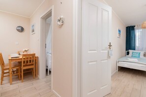 1 habitación, escritorio, tabla de planchar con plancha y wifi