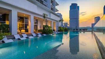 Außenpool, Liegestühle