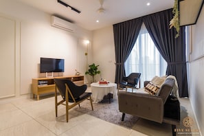 Premium Two Bedroom Suite | Wohnbereich | 42-Zoll-Smart-TV mit Kabelempfang, Netflix, Streaming-Dienste