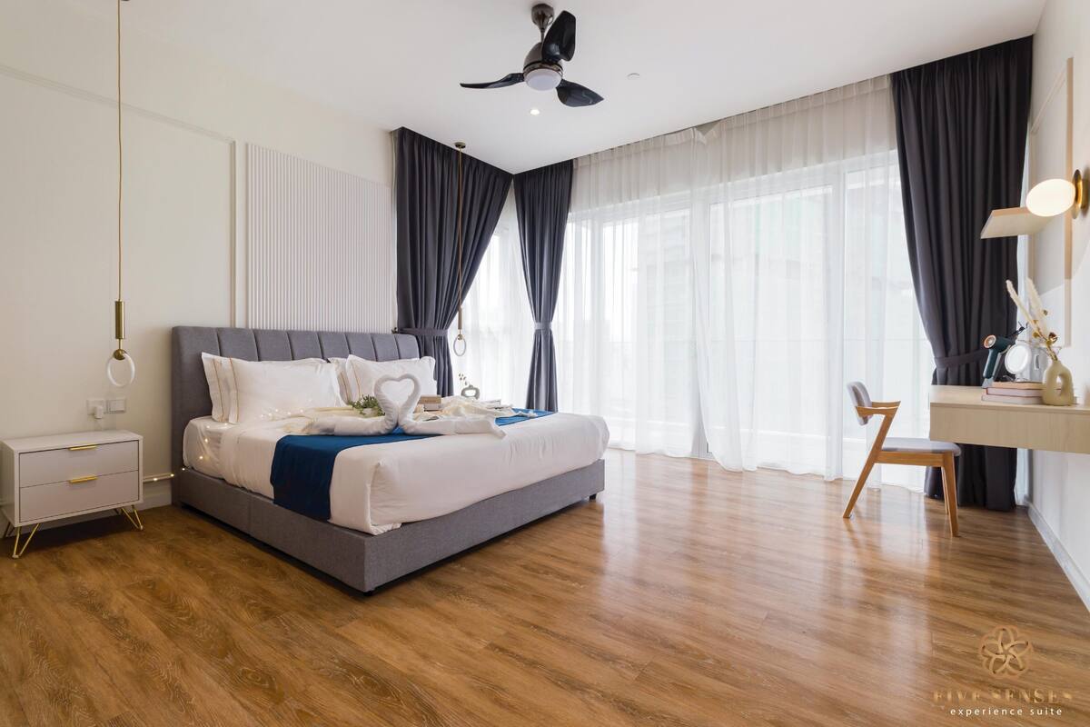 Een moderne hotelkamer met een groot bed, een bureau en een stoel.