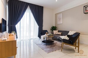 Siganture Two Bedroom Suite | Área de estar | Smart TV 42 polegadas com canais a cabo, Netflix, serviços de streaming