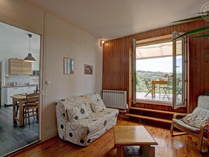 TV - Charming apartment with bright terrace in St-Etienne (Saint-Genest-Lerpt)