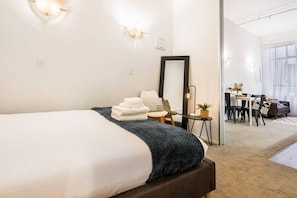1 habitación, tabla de planchar con plancha, wifi y ropa de cama