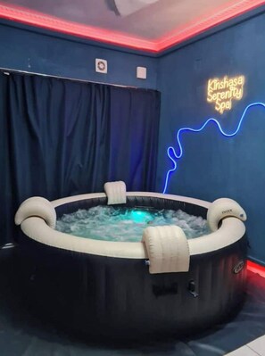 Indoor spa tub