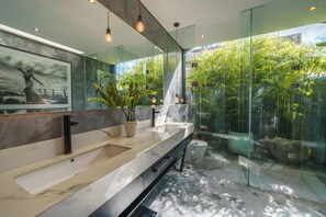 Badewanne und Dusche (separat), Haartrockner, Handtücher