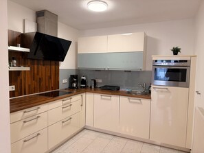 Køleskab, mikrobølgeovn, ovn, kogeplade