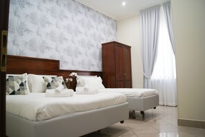 Triple Room | Peralatan tempat tidur premium, gebar bulu kapas, busa memori, bar mini 