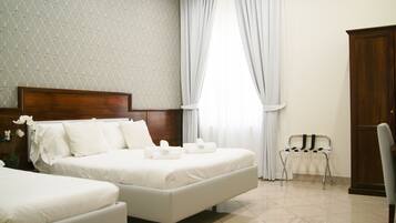 Habitación triple | Ropa de cama de alta calidad y edredones de plumas