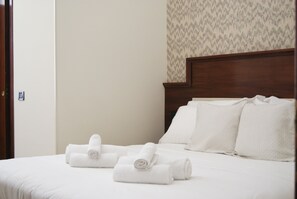 Habitación Deluxe, 1 cama matrimonial | Ropa de cama de alta calidad, edredón y camas con efecto memoria 