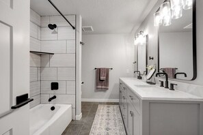 Badewanne, Haartrockner, Handtücher