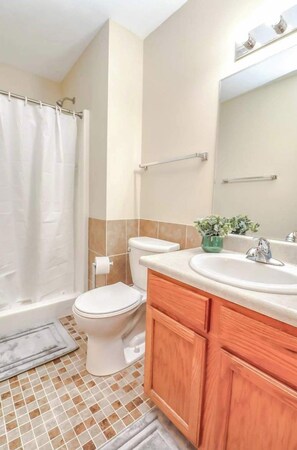 Baignoire, sèche-cheveux, serviettes fournies