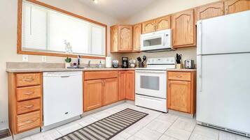 Een koelkast, een microgolfoven, een oven, een kookplaat