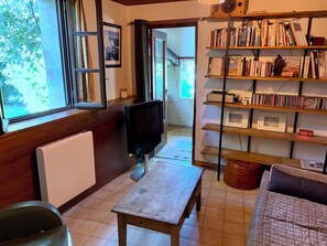 Fernseher, Bücher, Stereoanlage
