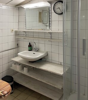 Dusche, Seife, Toilettenpapier