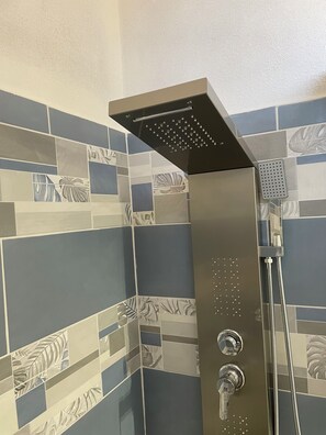 Haartrockner, Handtücher, Seife, Toilettenpapier