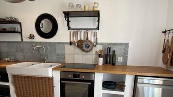 Een koelkast, een oven, een kookplaat, een vaatwasser