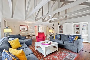 Smart TV, books - Pet Friendly -Patio overlooking Lagoon -Near Beach (Hilton Head Island)