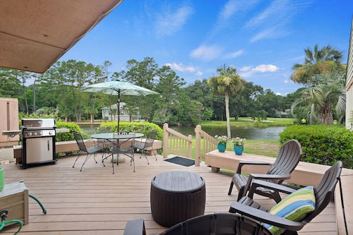Pet Friendly -Patio overlooking Lagoon -Near Beach