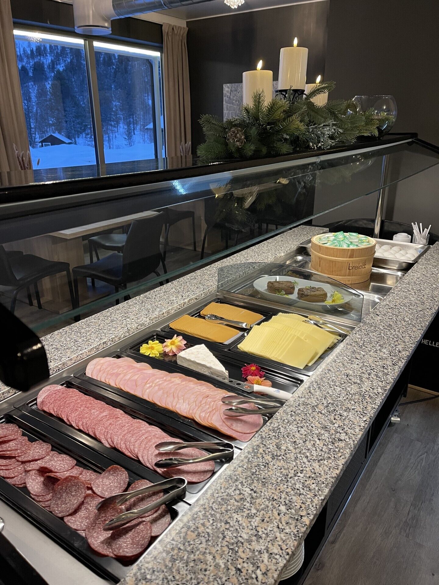 Daily continental breakfast (NOK 100 per person)